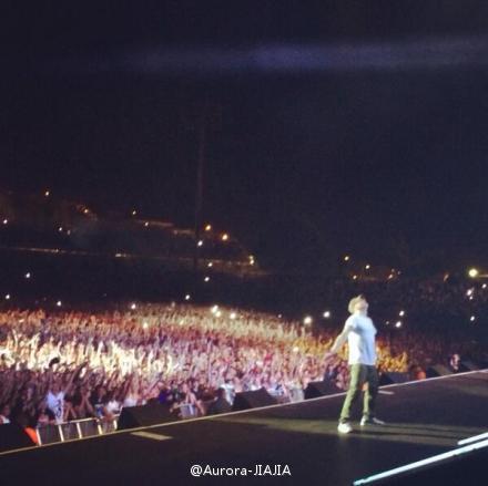 火爆开场! Eminem在新西兰奥克兰举行Rapture巡回演唱会..开场演出Survival (视频+照片)