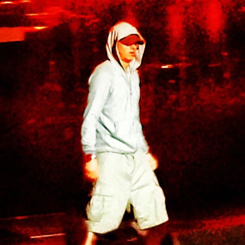 #TheMonster歌迷是直白的..Eminem分享新西兰演唱会歌迷举起的刺激“性”语言 (照片)