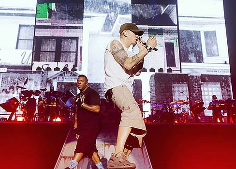 Eminem歌曲Bad Guy是谁制作的? 联合制作人与Em在悉尼演唱会之前合影 (照片)