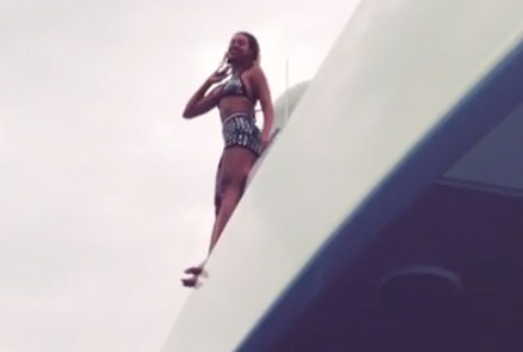 嘿嘿嘿嘿..Beyoncé从豪华游艇跳海..老公Jay Z录影称赞：Nice! 伴随标志性笑声 (视频)