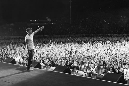 Eminem新西兰演唱会清晰照片+Jay Z徒弟J. Cole助阵演出+演出歌曲名单 (8张照片)