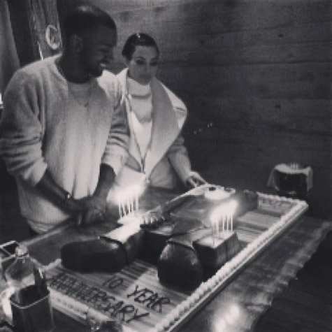 10年了! Kanye West和未婚妻卡戴珊一起庆祝首张专辑College Dropout发行10周年 (照片)