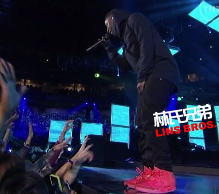 Kendrick Lamar穿上最热鞋子Kanye的鞋子2014 NBA全明星周末演出 (照片)