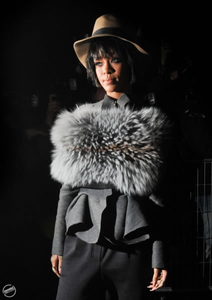 头发变短换了衣服不走性感路线的Rihanna出席巴黎时装周Lanvin时装秀 (11张照片)