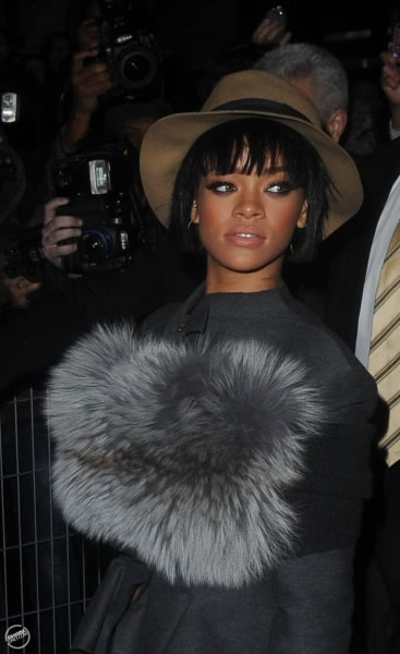 头发变短换了衣服不走性感路线的Rihanna出席巴黎时装周Lanvin时装秀 (11张照片)