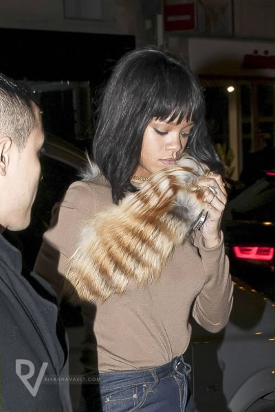 明星在外国可以让马路骚动没有几个..Rihanna轻松让巴黎街道瘫痪 (9张照片)
