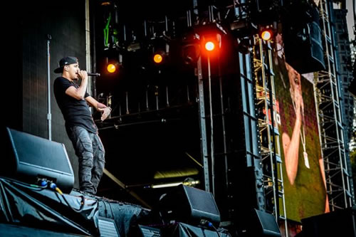 Eminem新西兰演唱会清晰照片+Jay Z徒弟J. Cole助阵演出+演出歌曲名单 (8张照片)