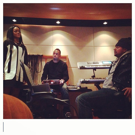 Rihanna与热歌制作人Alex Da Kid在录音室里..他曾经制作过Eminem的.. (照片)