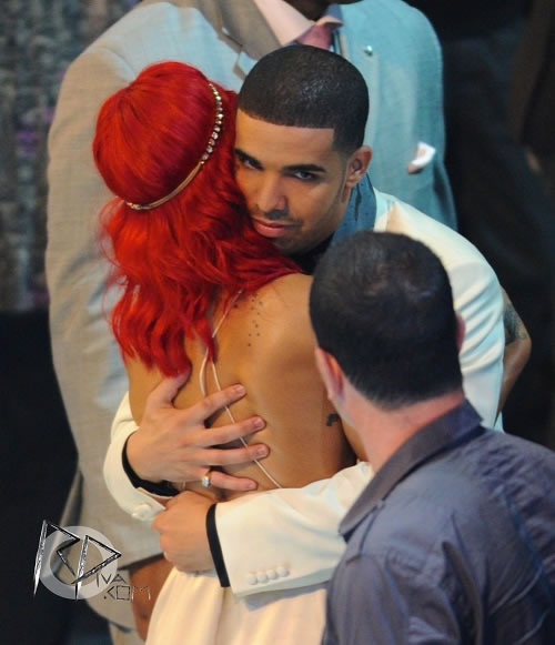 浪漫之都好机会! Rihanna和曾经的绯闻男友Drake再次在一起Party..在巴黎 (视频+照片)