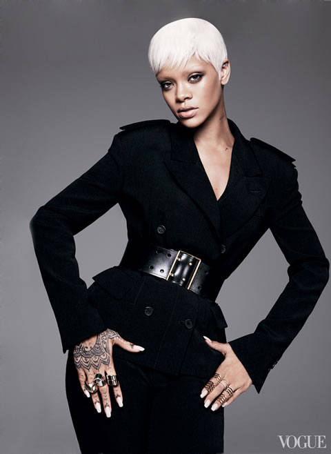 内衣穿或不穿? Rihanna揭秘她何时不穿内衣..何时只穿内衣..她还爆料..