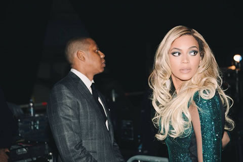 Jay Z在老婆Beyonce演出后台亲吻她什么部位? 照片揭露 (5张照片)