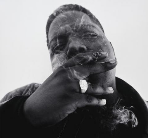 17周年纪念日..已故嘻哈传奇The Notorious B.I.G.的经典照片 (17张)