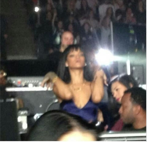 Rihanna继续支持绯闻男友Drake演唱会..Drizzy回馈她继续翻唱RiRi单曲Stay (视频+照片)
