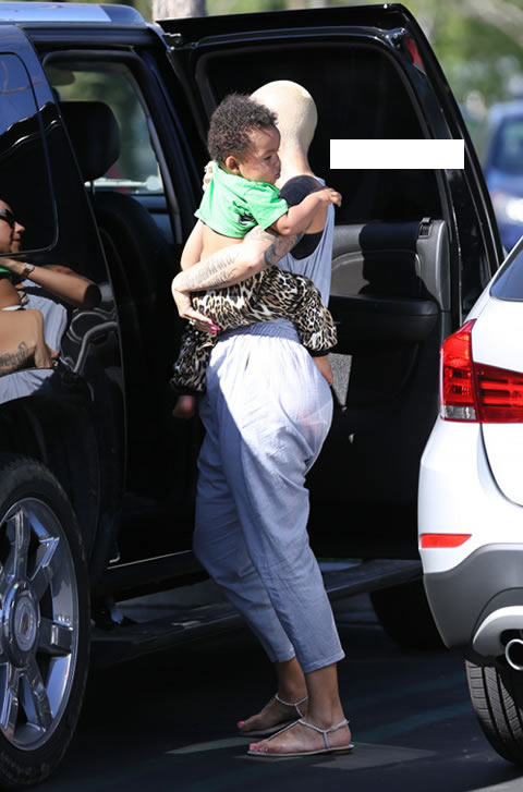 幸福的一家! Wiz Khalifa和老婆Amber Rose, 儿子Sebastian一起晒太阳吃饭 (照片)