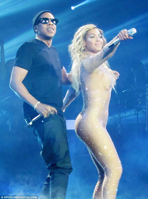 谁说了算? Jay Z穿上老婆Beyonce的“Mrs. Carter”夹克表示恩爱..老婆才是“老板” (8张照片)