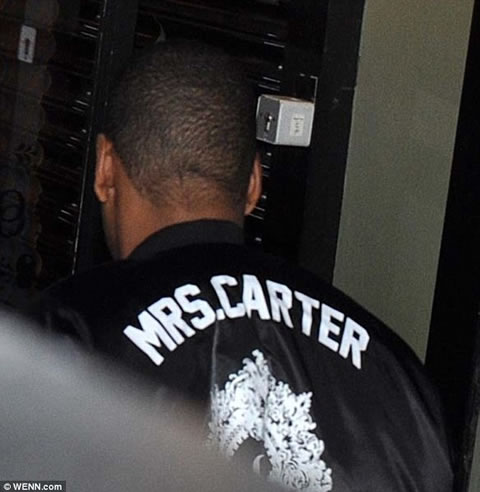 谁说了算? Jay Z穿上老婆Beyonce的“Mrs. Carter”夹克表示恩爱..老婆才是“老板” (8张照片)