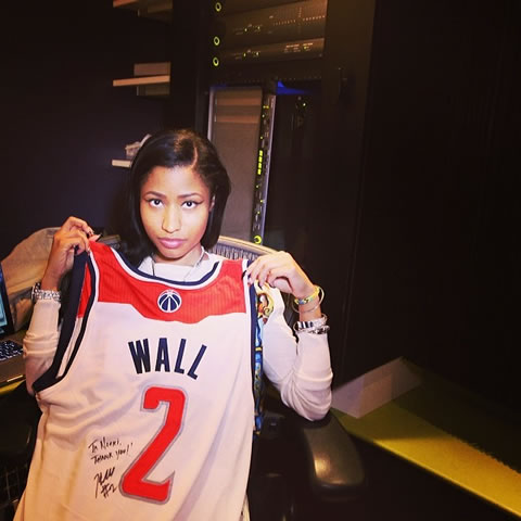 Nicki Minaj帮助5岁的癌症歌迷实现梦想..在NBA新星约翰·沃尔的请求之后 (视频+照片)