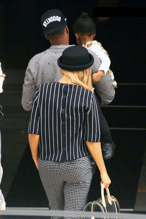 Jay Z的Brooklyn帽子字体是反的..Beyonce的衣服扣子也是反的设计..夫妻很配 (照片)