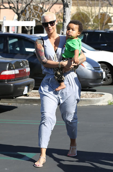 幸福的一家! Wiz Khalifa和老婆Amber Rose, 儿子Sebastian一起晒太阳吃饭 (照片)