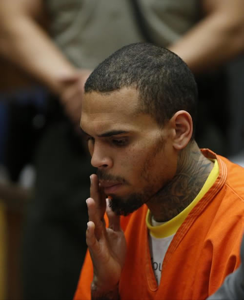 Chris Brown穿监狱服出庭..法官要求他继续留在监狱中..(视频/6张照片)