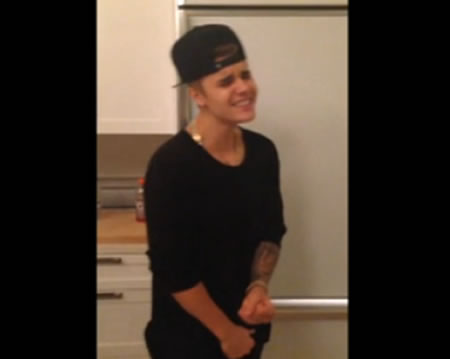 视频曝光! 巨星Justin Bieber非常深情为YMCMB老板Birdman女儿唱生日歌 (视频)