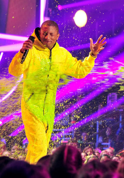 太“可怜”了.. Pharrell穿上连体衣服在舞台上演出被黄绿粘液乱喷 (8张照片)