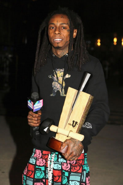 Lil Wayne在mtvU Woodie Awards演出 .. 捧了一个奖杯 (照片+视频)