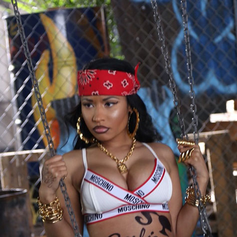 回到街头! Nicki Minaj 头巾, 肚子纹身, 内衣裤外露, 绑满金链打造女Gangster性感造型 (照片)