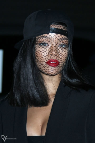 事业线! Rihanna换风格出席Givenchy在巴黎时装周的秀 (10张照片)