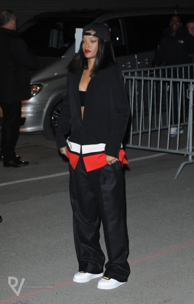 事业线! Rihanna换风格出席Givenchy在巴黎时装周的秀 (10张照片)