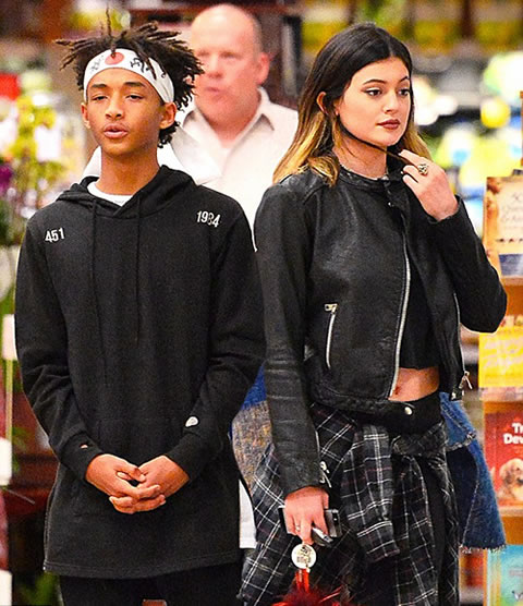 威尔·史密斯儿子Jaden Smith和卡戴珊妹妹Kylie Jenner也在一起..在超市 (照片)