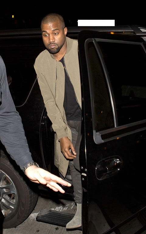 困扰! Kanye West和未婚妻卡戴珊又在机场..又被烦人的狗仔围堵 (照片)