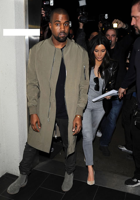 困扰! Kanye West和未婚妻卡戴珊又在机场..又被烦人的狗仔围堵 (照片)