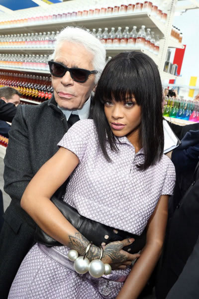 时装秀开到超市里..Rihanna与“老佛爷”卡尔·拉格费尔德在香奈儿巴黎时装周秀 (6张照片)