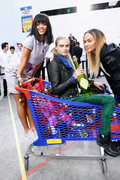 时装秀开到超市里..Rihanna与“老佛爷”卡尔·拉格费尔德在香奈儿巴黎时装周秀 (6张照片)