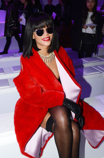 仿佛内衣秀! Rihanna穿吊带丝袜性感连衣短裙出席巴黎时装周Dior秀 (10张照片)