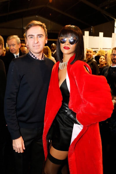 仿佛内衣秀! Rihanna穿吊带丝袜性感连衣短裙出席巴黎时装周Dior秀 (10张照片)