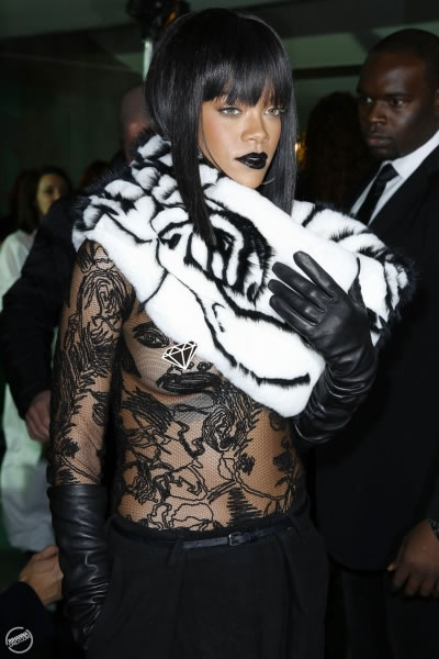事业线! Rihanna换风格出席Givenchy在巴黎时装周的秀 (10张照片)