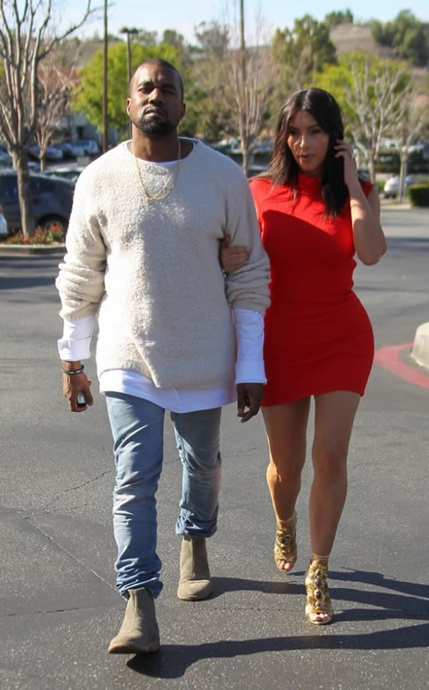 谁比得上卡戴珊“前突后翘”! Kanye West和未婚妻卡戴珊去看电影 (照片)
