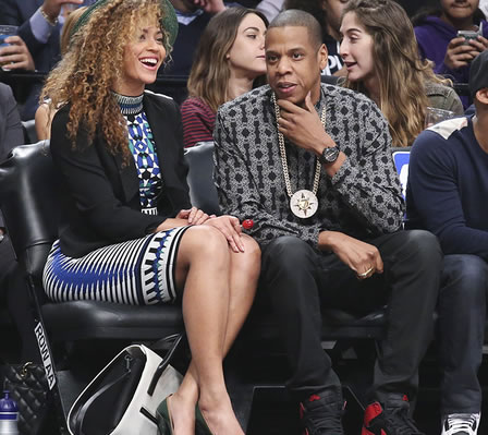 Jay Z和老婆Beyoncè观看网队比赛..Bey惬意吃棒棒糖喝香槟 (照片)