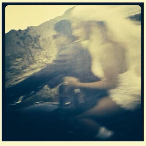 太酷了! Jay Z驾驶老式摩托车带着她的“天使”Beyonce飞奔..浪漫! (照片)
