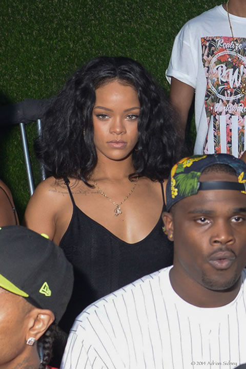 Rihanna站在男人堆里，1比11，有点“危险”..在洛杉矶夜店Party (照片+视频)
