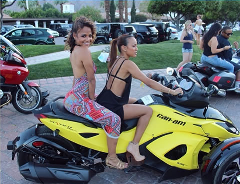 Chris Brown女友Karrueche骑上帅气巨型摩托带上好闺蜜Christina Milian (照片+视频)