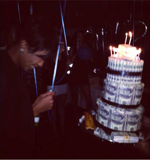 Rihanna带上她的男人Drake一起参加好姐妹Melissa的生日Party..围在一桌庆祝 (照片)