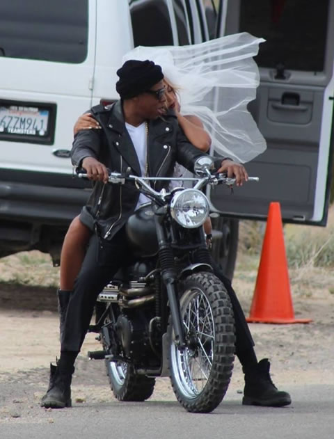 太酷了! Jay Z驾驶老式摩托车带着她的“天使”Beyonce飞奔..浪漫! (照片)