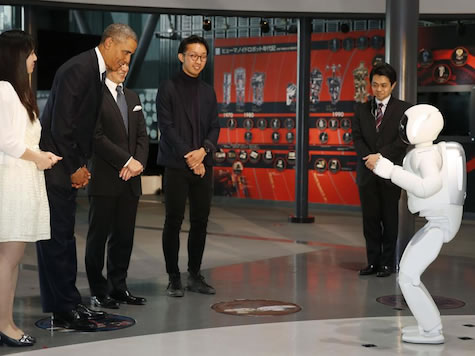 美国总统奥巴马不向人鞠躬..但他向机器人鞠躬 (视频)