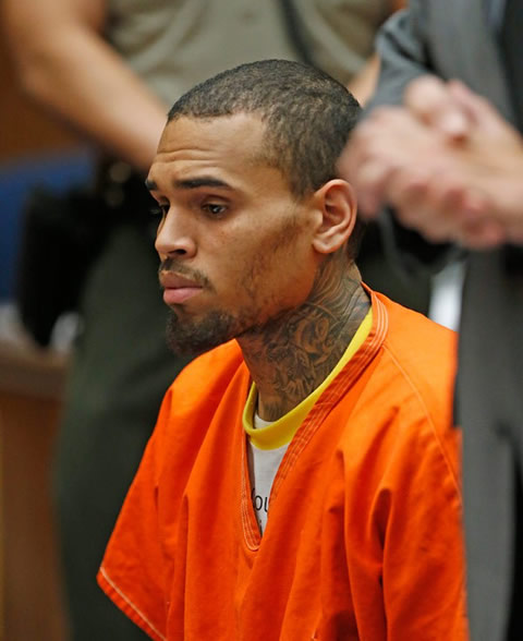 变得不利..Chris Brown的华盛顿动手案件审判再推迟..他的保镖拒绝做证人