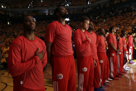 无声抗议更让NBA快船队老板窒息..保罗领袖的球员们反穿球衣抗议老板歧视黑人言论 (照片)