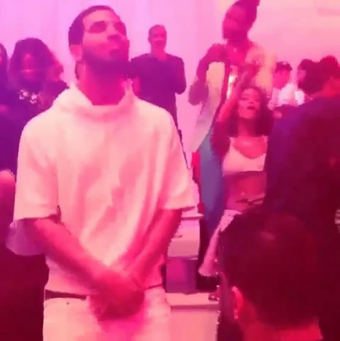 Drake紧紧拥抱他的“情人”Rihanna..RiRi在背后抱住她的“男人”  (照片+视频)