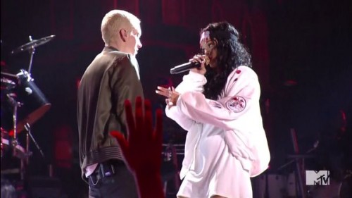 开始了! Eminem和Rihanna各自发布照片告诉你他们在排练..Em保持风格像雕塑 (2张照片)